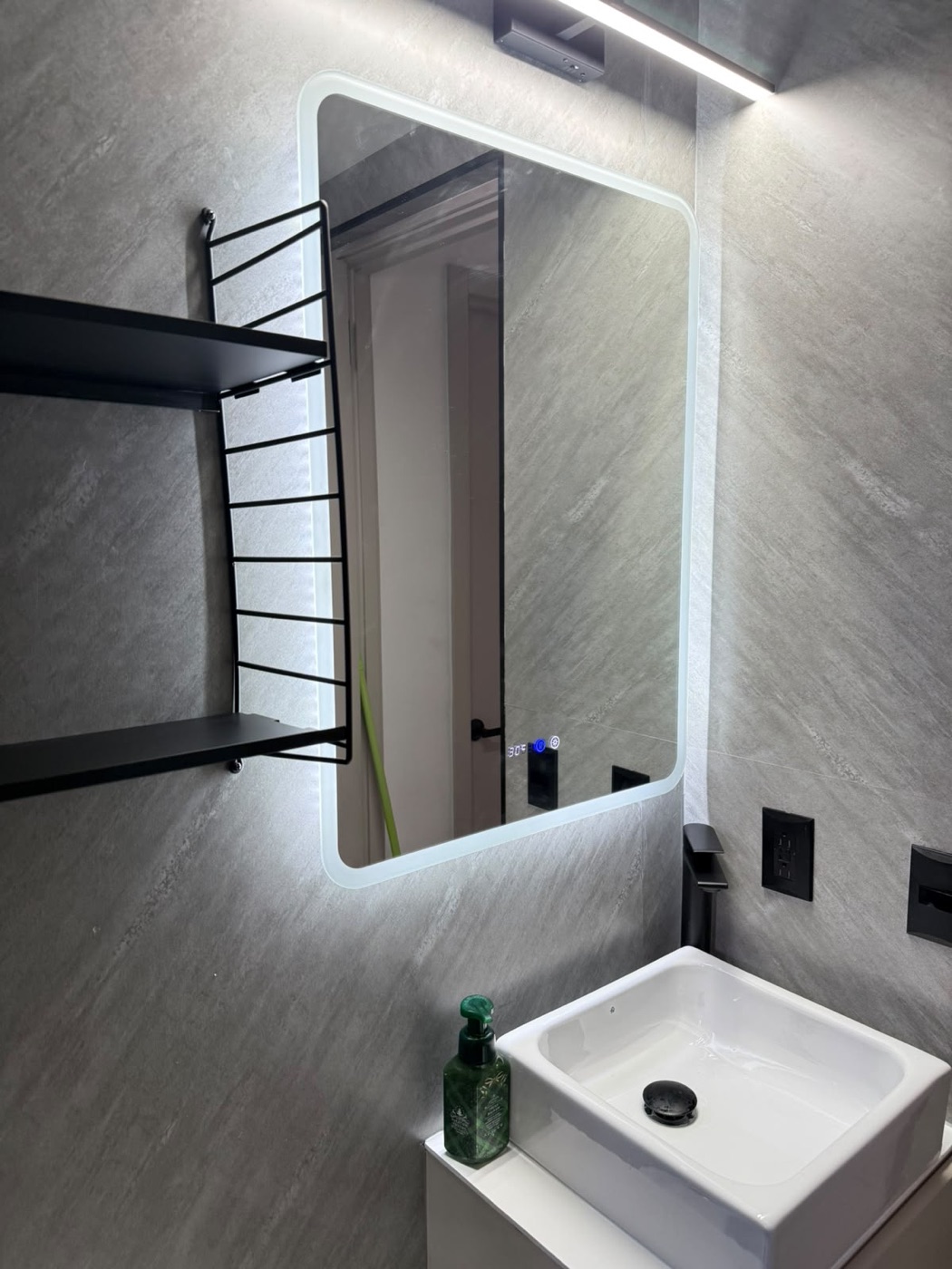 Baño remodelado con porcelanato gran formato y espejo LED en Ciudad de Panamá